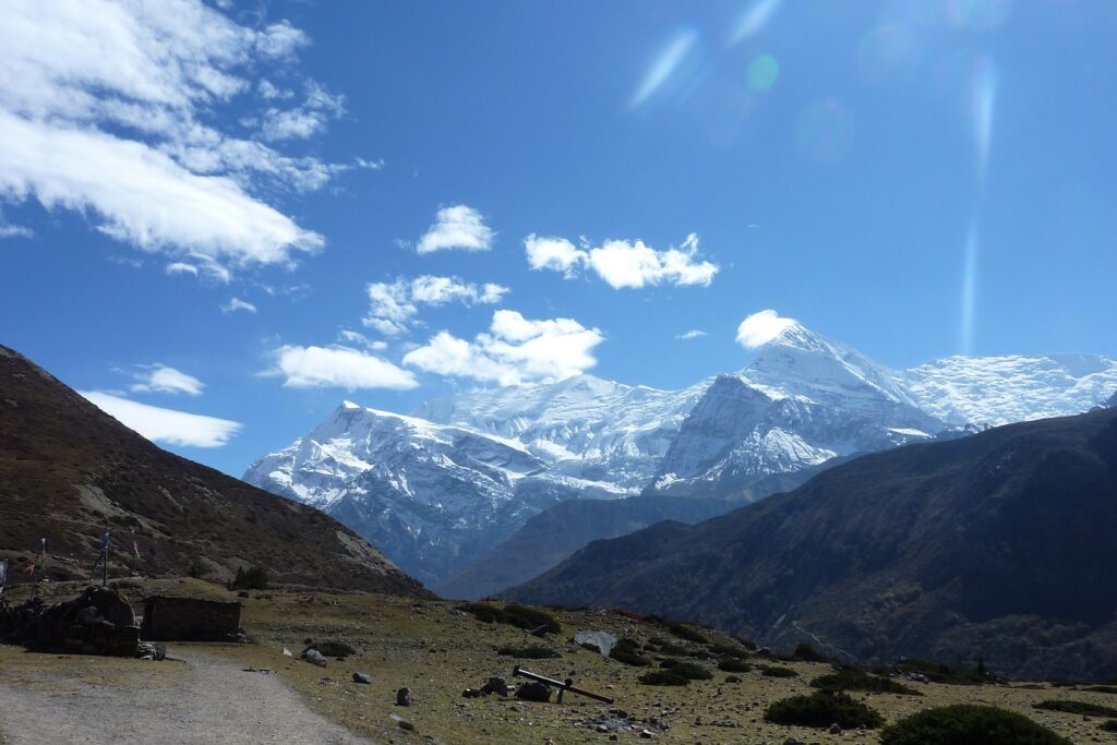 Paysage dans les Annapurnas avec un sentier de randonnée et en fond des sommets enneigés