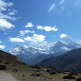 Paysage dans les Annapurnas avec un sentier de randonnée et en fond des sommets enneigés