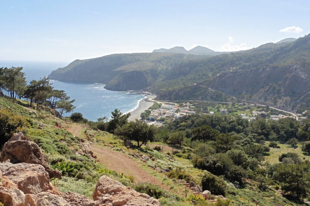 Prise de vue en hauteur d'un paysage de bord de mer en crête avec des montagnes créant une baie sur l'île.