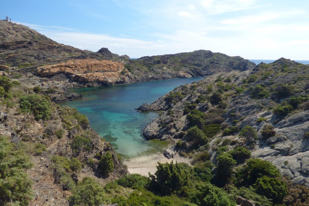 Prise de vue en hauteur avec une crique de mer encadrée de roche