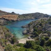 Prise de vue en hauteur avec une crique de mer encadrée de roche