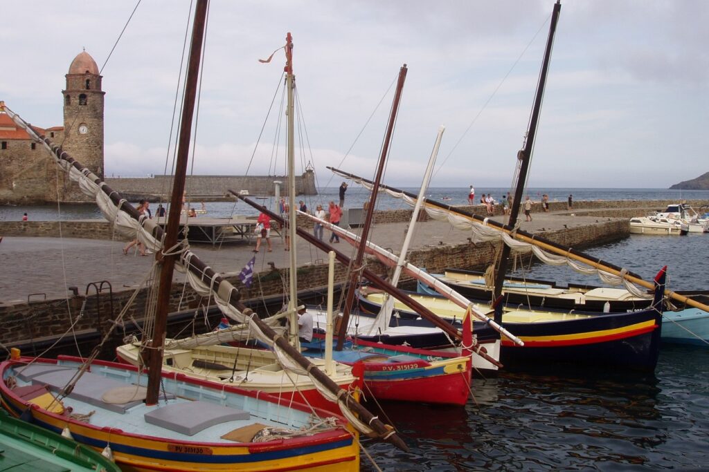 Paysage avec un port et des bateaux à quais, typique de la Costa Brava