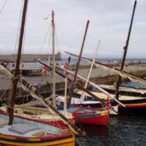 Paysage avec un port et des bateaux à quais, typique de la Costa Brava