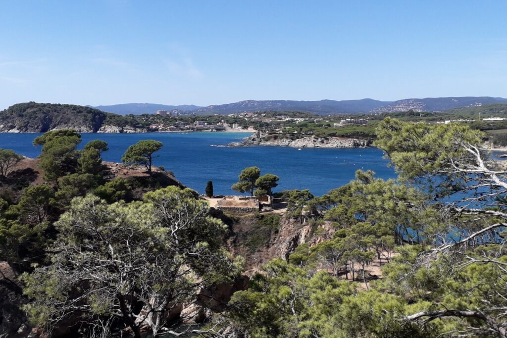 Paysage côtier en Costa Brava observé lors d'un séjour de randonnée avec guide
