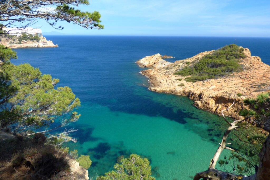Paysage Costa Brava en bord de mer observé depuis les reliefs lors d'un séjour de randonnée en liberté et en semi-intérim