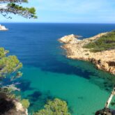 Paysage Costa Brava en bord de mer observé depuis les reliefs lors d'un séjour de randonnée en liberté et en semi-intérim