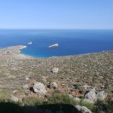 Prise de vue en hauteur de la côte en Crète avec la plage ainsi que les reliés couvertes de végétation