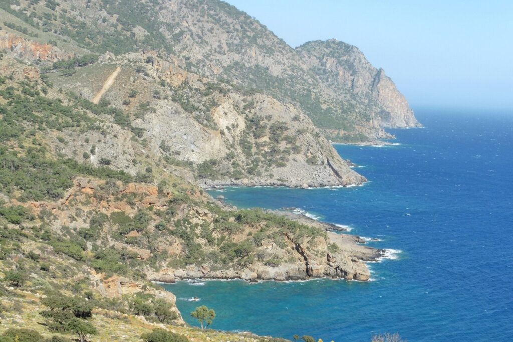 Reliefs montagneux en Crète qui se jettent directement dans la mer turquoise