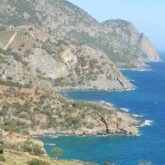Reliefs montagneux en Crète qui se jettent directement dans la mer turquoise