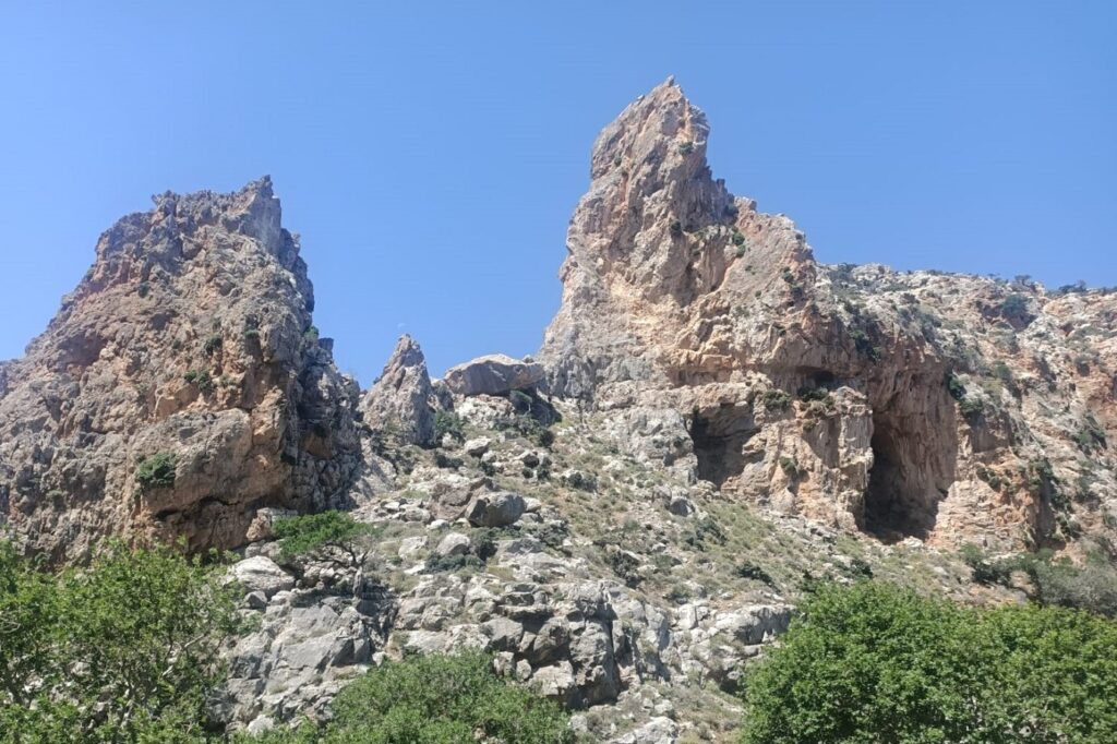 Paysage des reliefs et des roches de crètes encadré de végétation