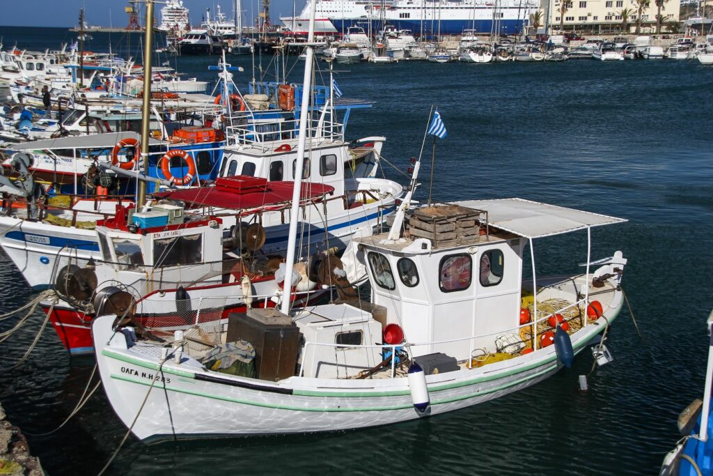 Bateaux de pêcheurs à quai dans un port en Crète