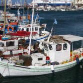 Bateaux de pêcheurs à quai dans un port en Crète