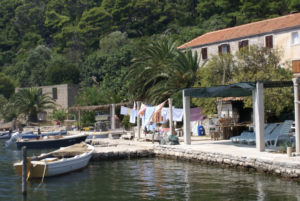 Paysage en Croatie avec un port qui donne sur des maisons