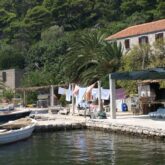 Paysage en Croatie avec un port qui donne sur des maisons