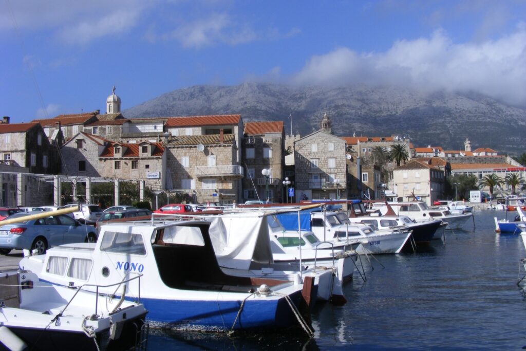 Port de plaisance en Croatie avec des bateaux, on voit aussi la ville