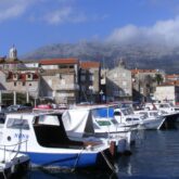 Port de plaisance en Croatie avec des bateaux, on voit aussi la ville