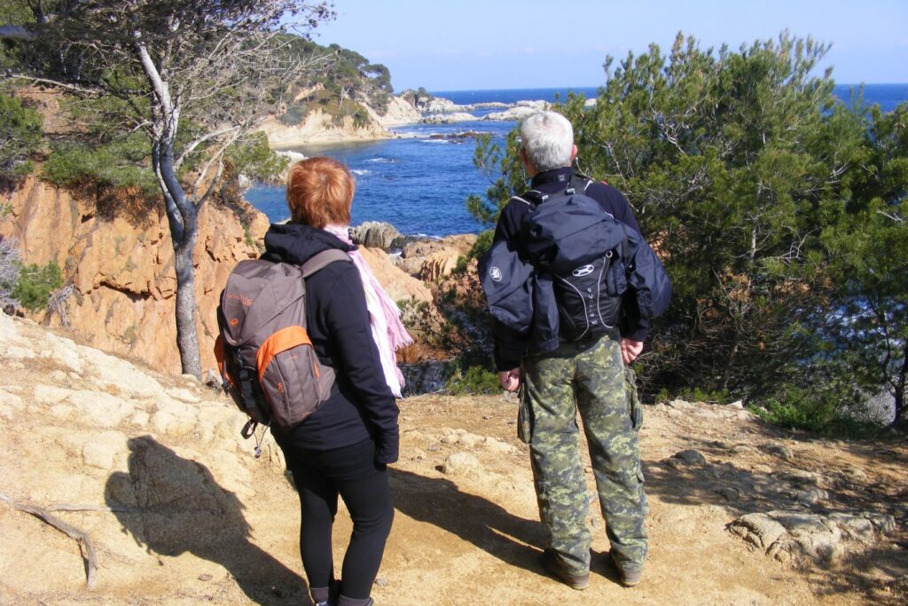 Randonneurs face au paysage en Costa Brava, observés lors d'un séjour avec un guide