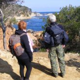 Randonneurs face au paysage en Costa Brava, observés lors d'un séjour avec un guide