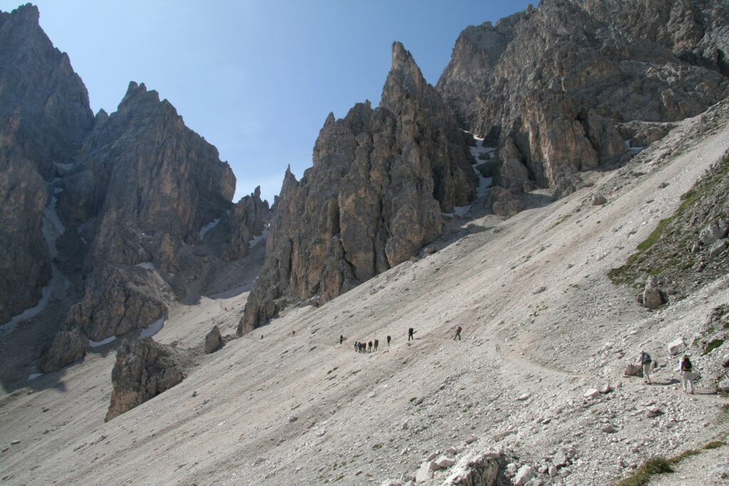 Paysage dans les dolomites de Bolzano avec un sentier à flanc de montagne et des sommets en hauteurs
