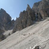 Paysage dans les dolomites de Bolzano avec un sentier à flanc de montagne et des sommets en hauteurs