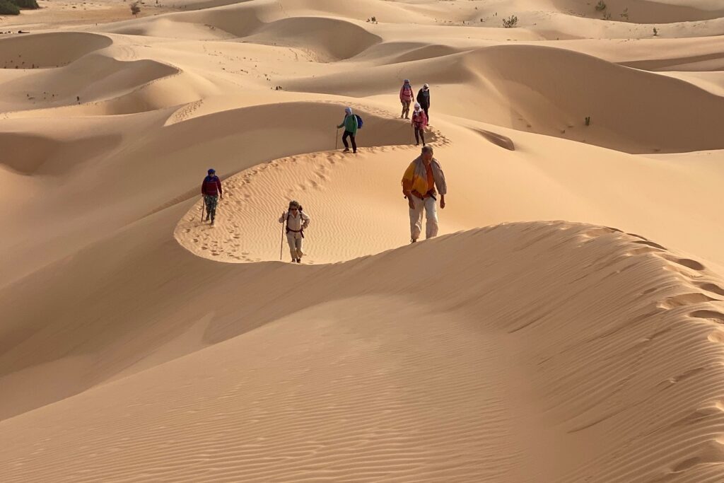 groupe de randonneurs sur les dunes de l'Almatlich en Mauritanie