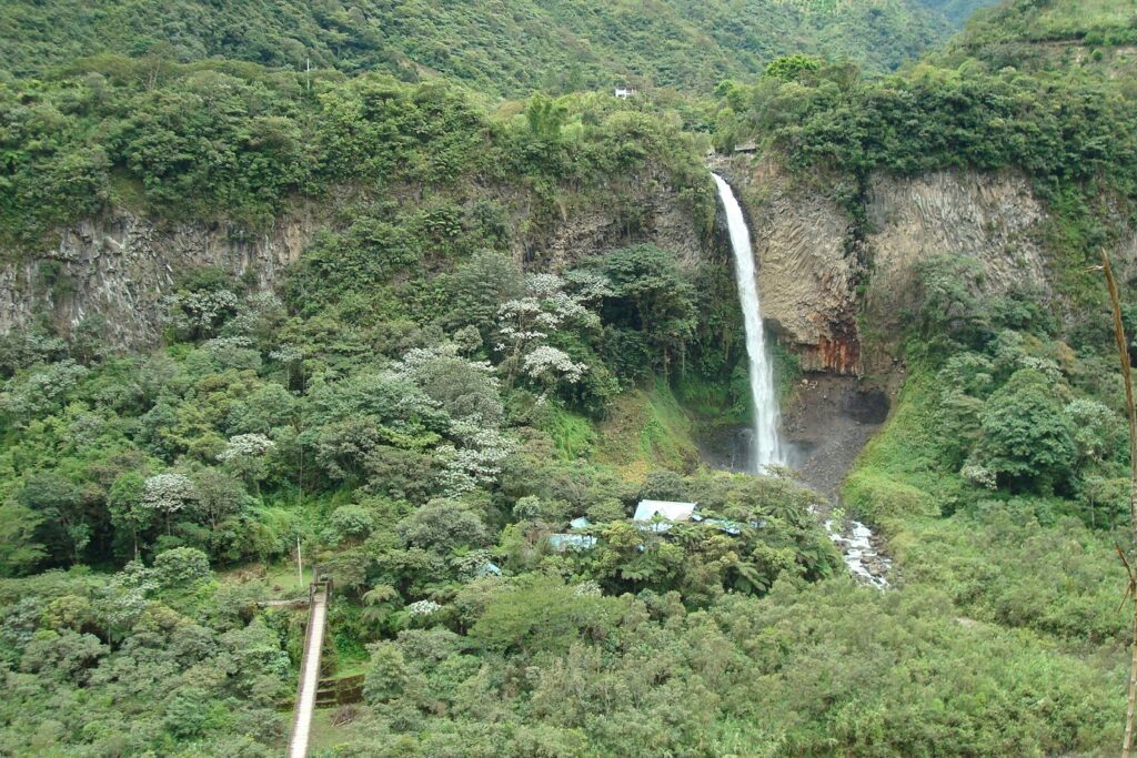 paysage de cascade et de forêt en Équateur