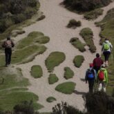 Groupe de randonneurs avec leur guide sur un chemin de randonnée en Équateur
