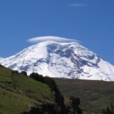 paysage de montagne en équateur avec un sommet très enneigé