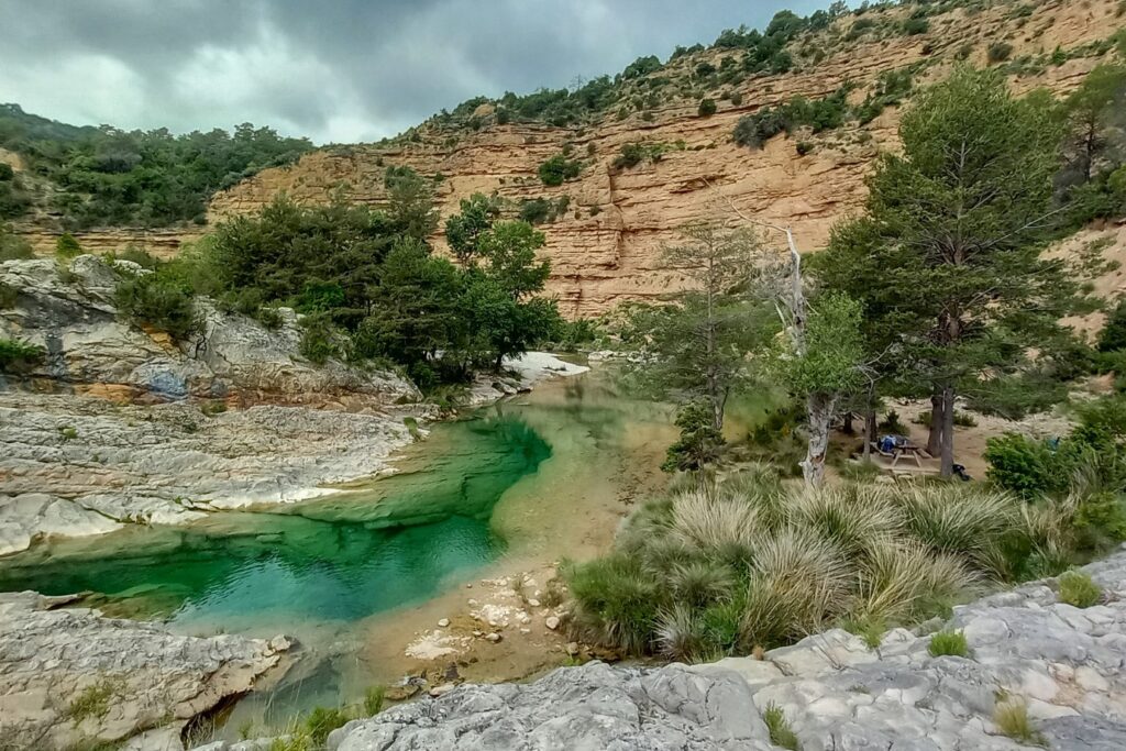 Paysage avec le passage d'un rio entouré de parois de canyon