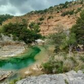 Paysage avec le passage d'un rio entouré de parois de canyon
