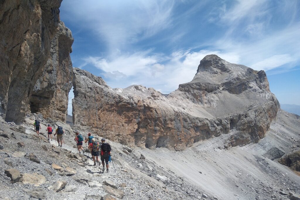 Groupe de randonneurs sur un sentier de montagne avec un guide de montagne.