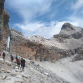 Groupe de randonneurs sur un sentier de montagne avec un guide de montagne.