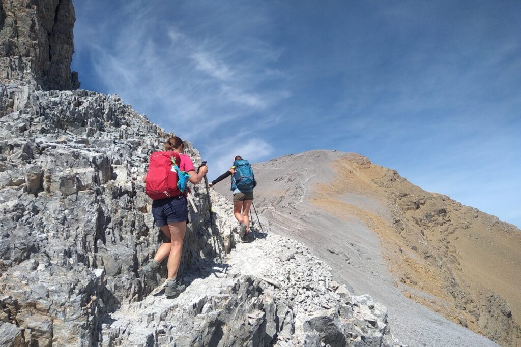 Groupe de randonneurs sur un sentier en montagne sur le secteur de Cauterets, Gavarnie, avec un guide.