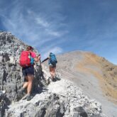 Groupe de randonneurs sur un sentier en montagne sur le secteur de Cauterets, Gavarnie, avec un guide.