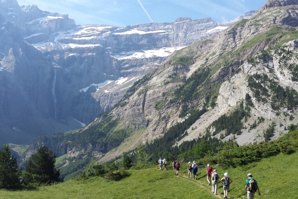 groupe de randonneurs sur un sentier s'avançant avec leur guide vers la cascade du cirque de Gavarnie