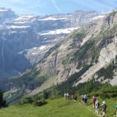 groupe de randonneurs sur un sentier s'avançant avec leur guide vers la cascade du cirque de Gavarnie
