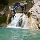 Groupe de famille en canyoning avec un guide lors d'un séjour accompagné en sierra de guara