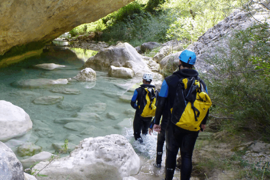 Groupe de randonnée marchant entre sentier et eau