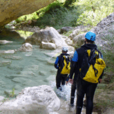 Groupe de randonnée marchant entre sentier et eau