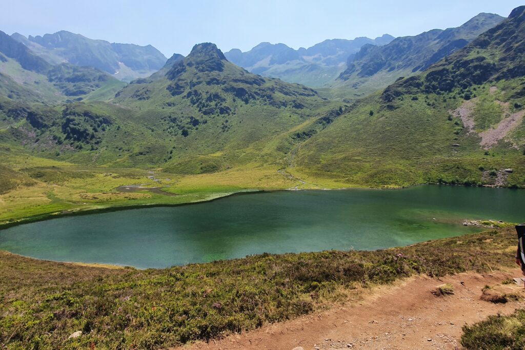 Paysage montagnard avec des sommets ainsi qu'un lac et des sommets en arrière-plan