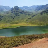 Paysage montagnard avec des sommets ainsi qu'un lac et des sommets en arrière-plan