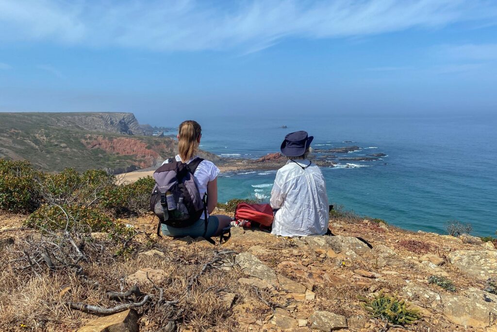 Deux randonneurs face à la vue de la mer