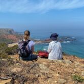 Deux randonneurs face à la vue de la mer
