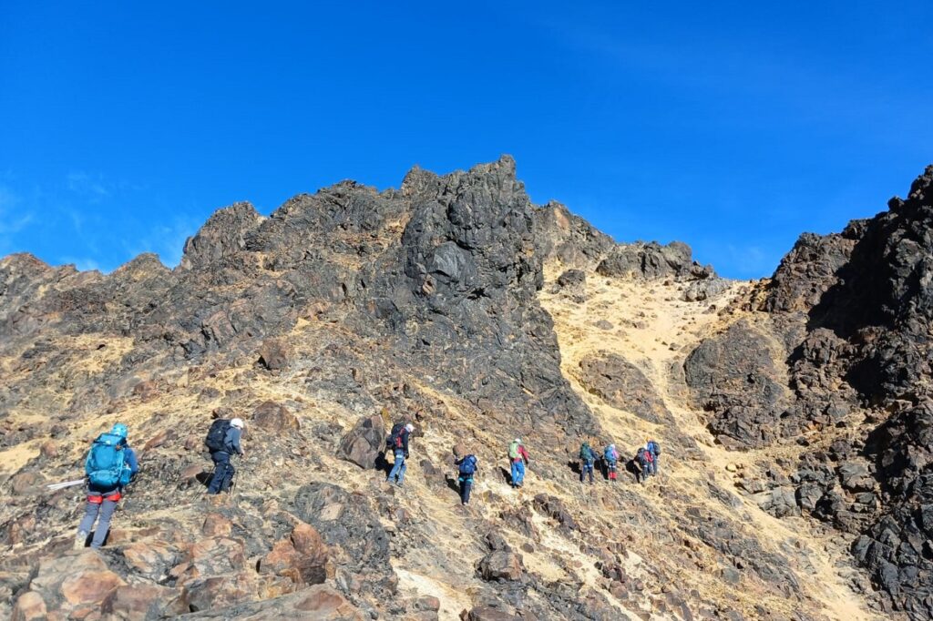 Groupe de randonneurs avec leurs guides sur des sentiers à flanc de montagne en Équateur