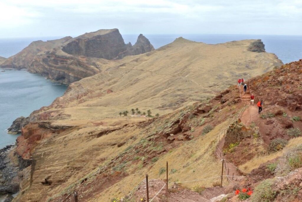 Paysage de l'île de Madère avec des sommets et des chemins, ainsi que des étendues d'eau de part et d'autre