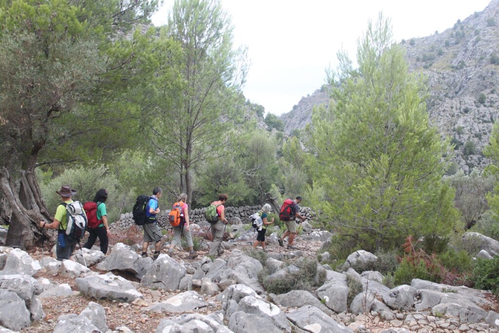 Groupe de randonneurs sur un sentier rocheux dans les Baléares