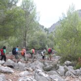 Groupe de randonneurs sur un sentier rocheux dans les Baléares