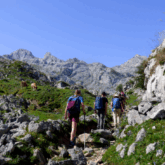 Groupe de randonneurs en trek dans le picos de europa face à un paysage de montagne