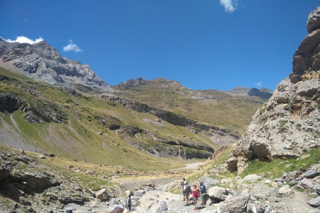 Groupe de randonneurs sur un sentier en montagne.