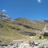 Groupe de randonneurs sur un sentier en montagne.